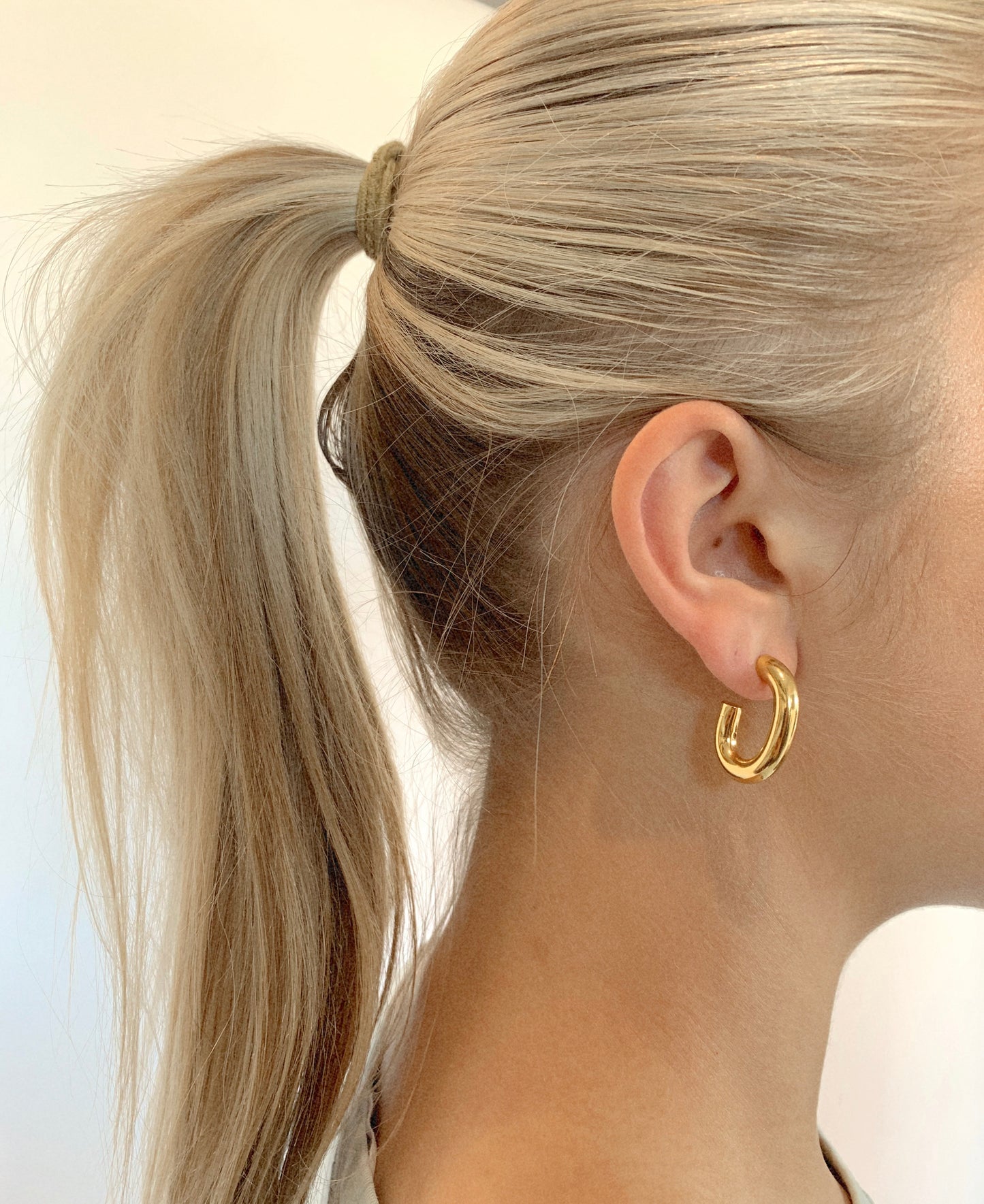CHANSUTTPEARLS- Small Oval Hoops