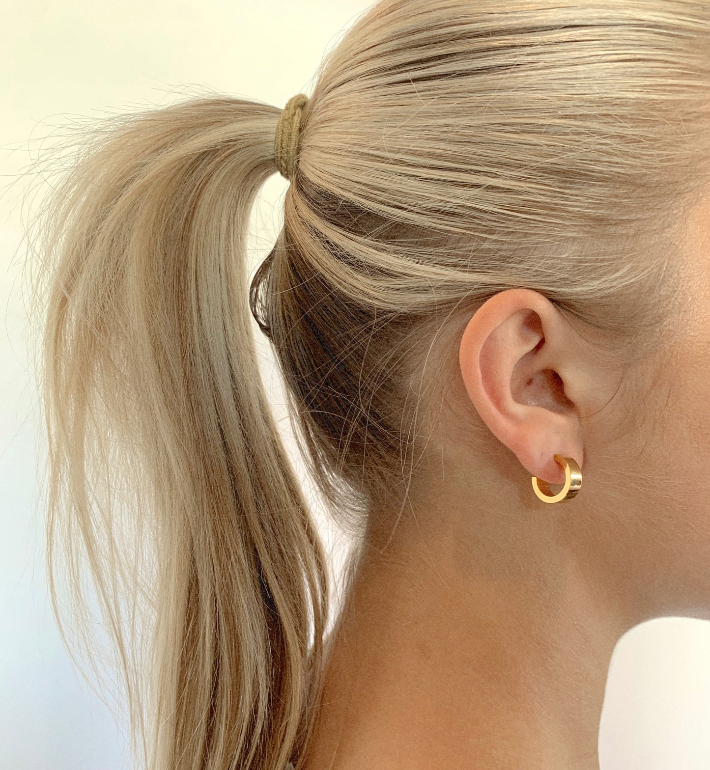 CHANSUTTPEARLS- Small Thick Gold Hoops
